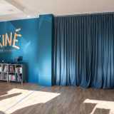 Una tenda blu cela invece la vera e propria chicca: la sala proiezioni